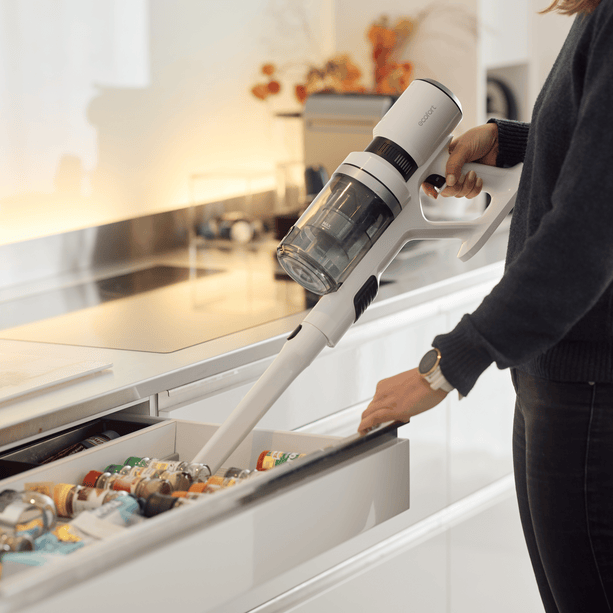 Kabelloser ecoQ CleanVac Easy Staubsauger mit Plug & Play Akku und integriertem Licht