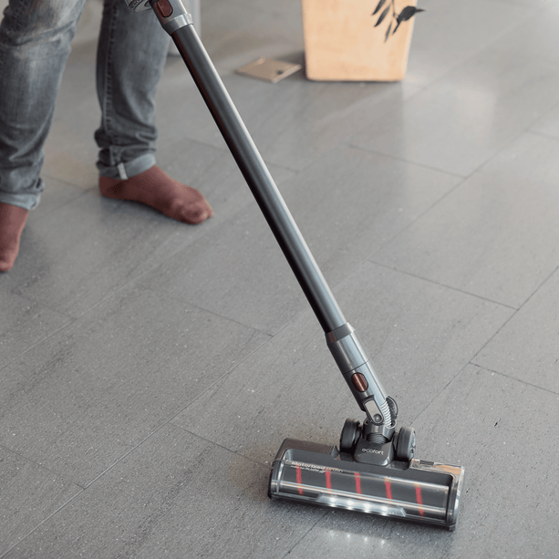 Kabelloser ecoQ CleanVac Pro Complete Staubsauger mit Plug & Play Akku und True HEPA-Filter.
