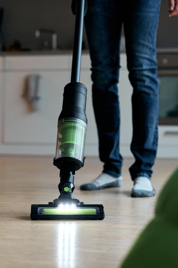 Kabelloser Staubsauger ecoQ Rena Allround mit wechselbarem Akku und HEPA-Filter.