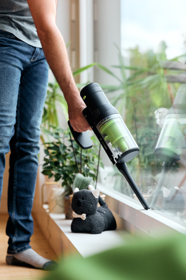 Kabelloser Staubsauger ecoQ Rena Allround mit auswechselbarem Li-Ion Akku, HEPA-Filter und integrierter Beleuchtung.