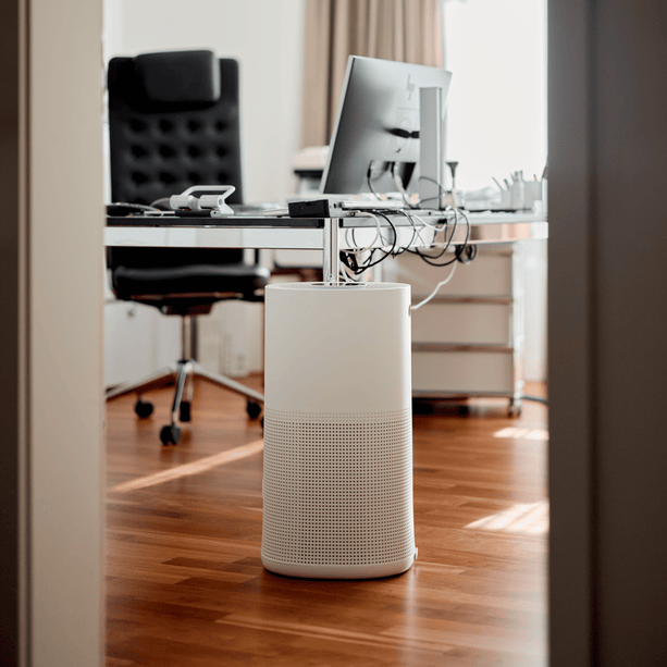 Für Wohnungen & Büros bis 130 m²: ecoQ CleanAir 600+ sorgt für saubere Luft & gibt visuelles Feedback zur Luftqualität.