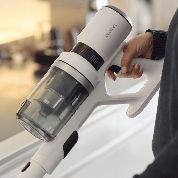 Kabelloser ecoQ CleanVac Easy Staubsauger in ultraleichtem Design mit Plug & Play Akku und HEPA-Filter.