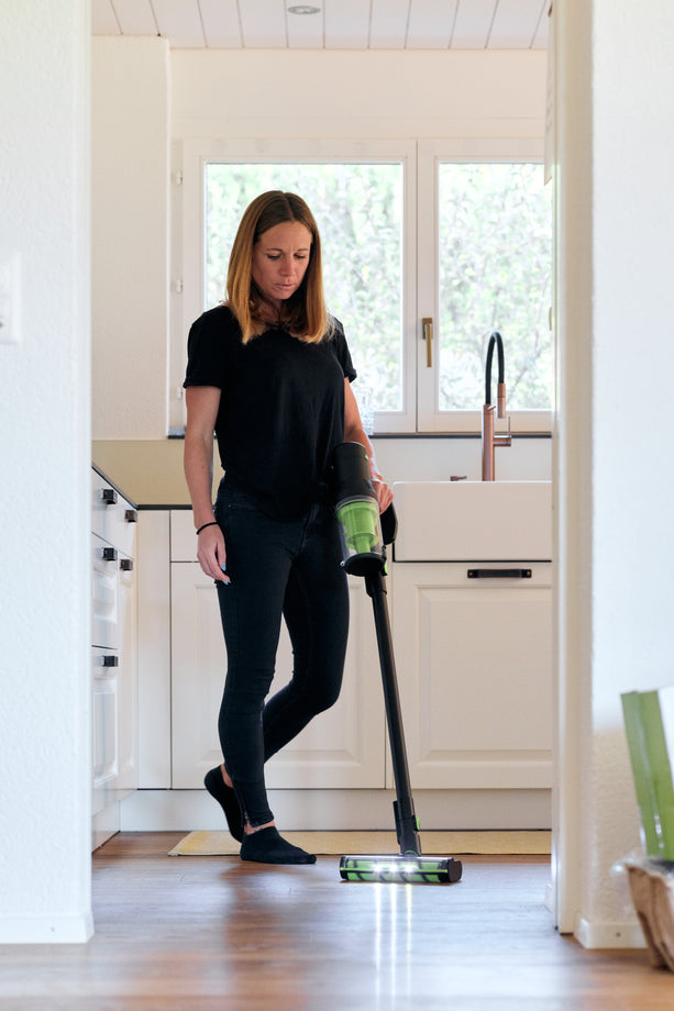 Kabelloser Staubsauger ecoQ Rena Expert mit auswechselbarem Akku und HEPA-Filter für saubere Abluft.