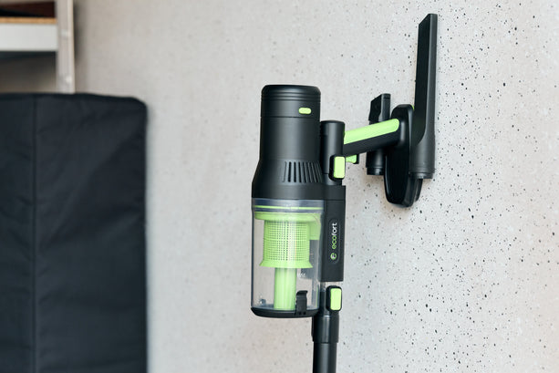 Kabelloser Staubsauger ecoQ Rena Expert mit auswechselbarem Akku, HEPA-Filter und integrierter Beleuchtung in Aktion.