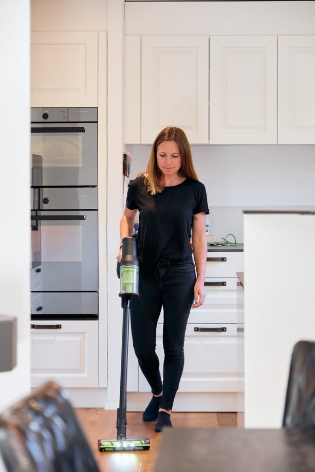 Kabelloser Staubsauger ecoQ Rena Expert mit auswechselbarem Akku und integrierter Beleuchtung.
