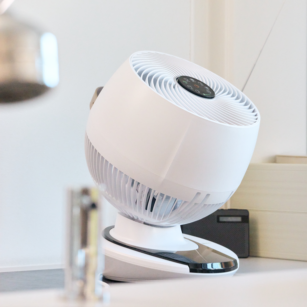 Meaco Air360° Tischventilator in Kunstleder mit Multi-Swing-Funktion und ultra-leisem Betrieb.