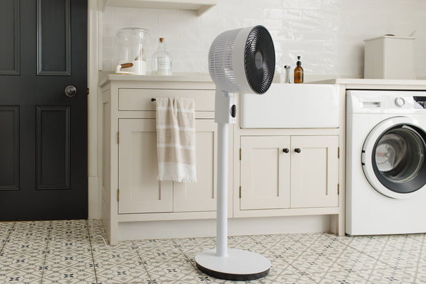 Meaco Sefte Pedestal Standventilator mit leuchtender Fernbedienung und drei Höheneinstellungen für effektive Kühlung.