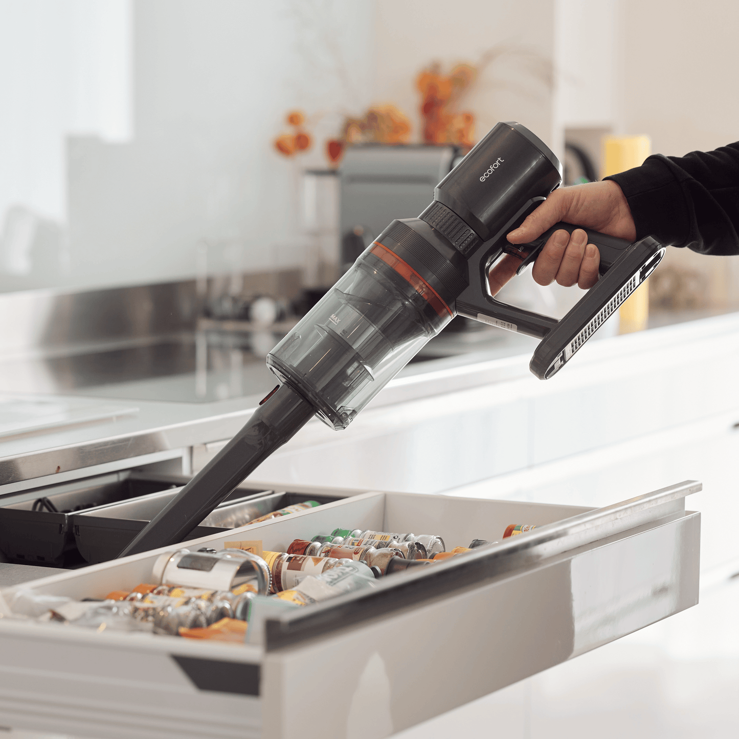 Der ecoQ CleanVac Pro Complete - kabelloser Staubsauger im ultra-leichten Design mit True HEPA-Filter.