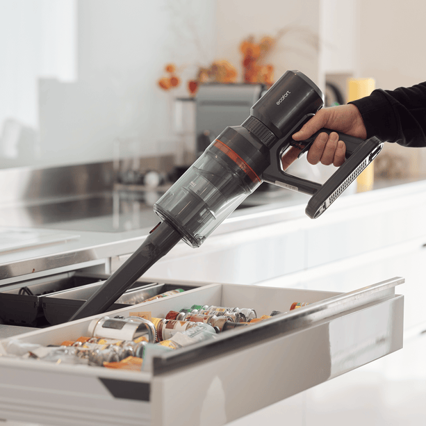 Der ecoQ CleanVac Pro Complete - kabelloser Staubsauger im ultra-leichten Design mit True HEPA-Filter.
