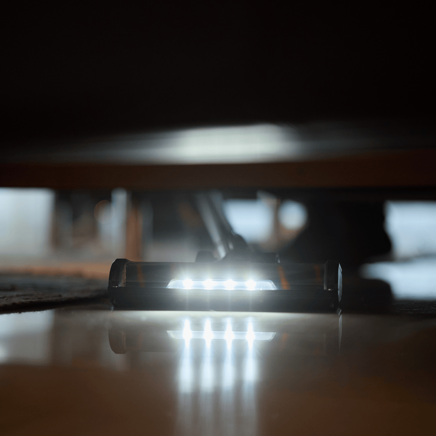 Kabelloser ecoQ CleanVac Pro Complete Staubsauger mit Plug & Play Akku, True HEPA-Filter und integriertem Licht.