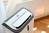 Mobiles Klimagerät ecoQ CoolAir 12+ mit WiFi-Fernsteuerung, geeignet für Räume bis 35 m².