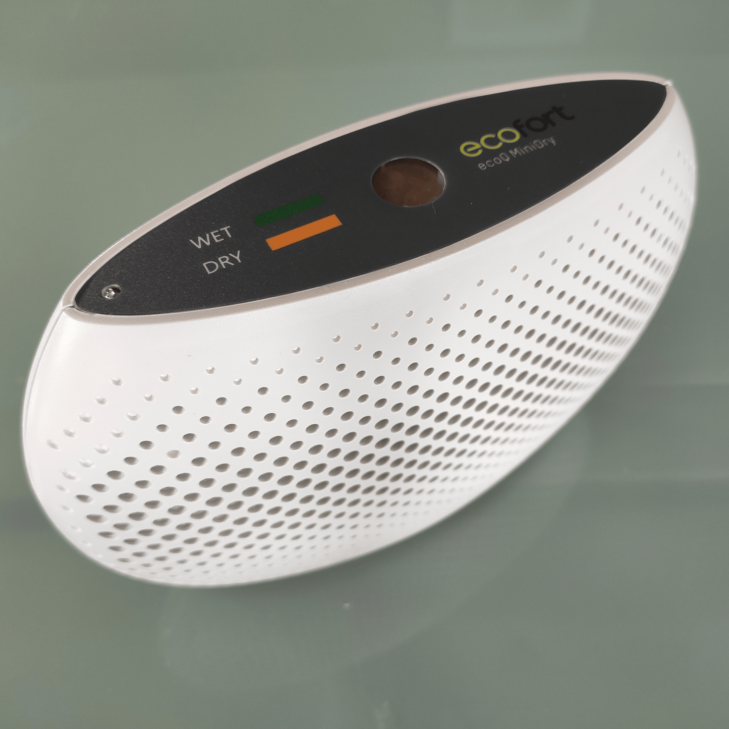 Kompakter ecoQ MiniDry Luftentfeuchter mit einem Behältervolumen von 0,25 l und einer Entfeuchtungsleistung von 25 W.