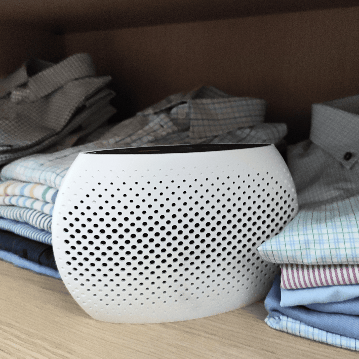 ecoQ MiniDry, kompakter Luftentfeuchter für Räume bis 1 m² mit energieeffizienter Leistung von 25 W.
