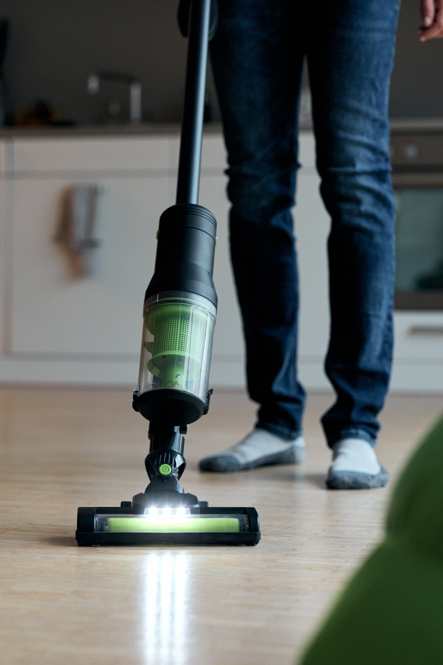 Kabelloser Staubsauger ecoQ Rena Allround mit wechselbarem Akku und HEPA-Filter.