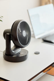 ecoQ SilentAir Tavo Tischventilator in Schwarz mit Smart-Modus und Fernbedienung, ideal für erfrischenden Luftstrom.