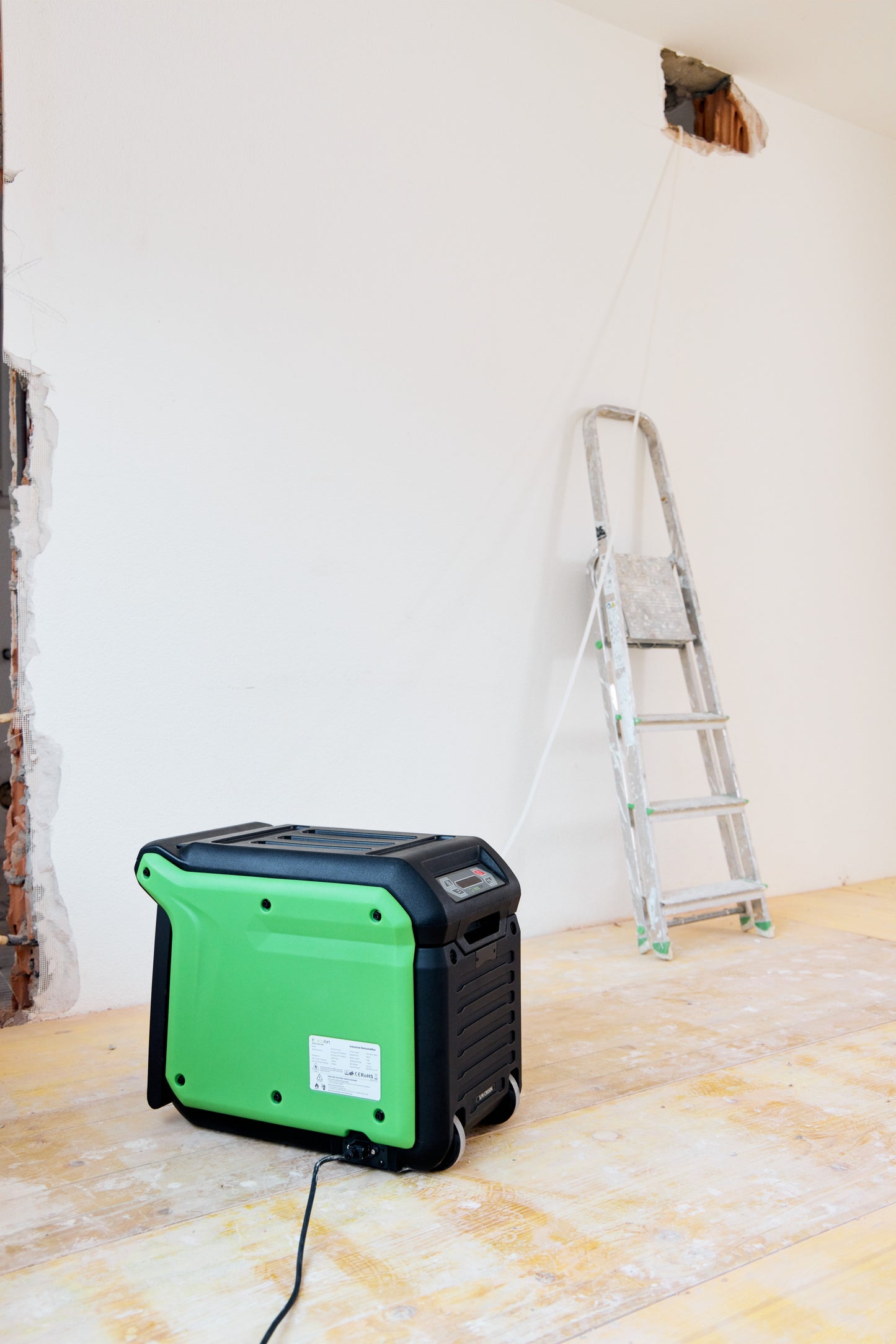 Ultra-kompakter Bautrockner ecodry Pro 35C mit Hygrostat und integrierter Pumpe.