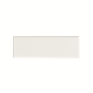 Platzsparende und ultraflache ecoheat Basic Infrarotheizung mit 300 Watt Leistung, montiert an der Wand.