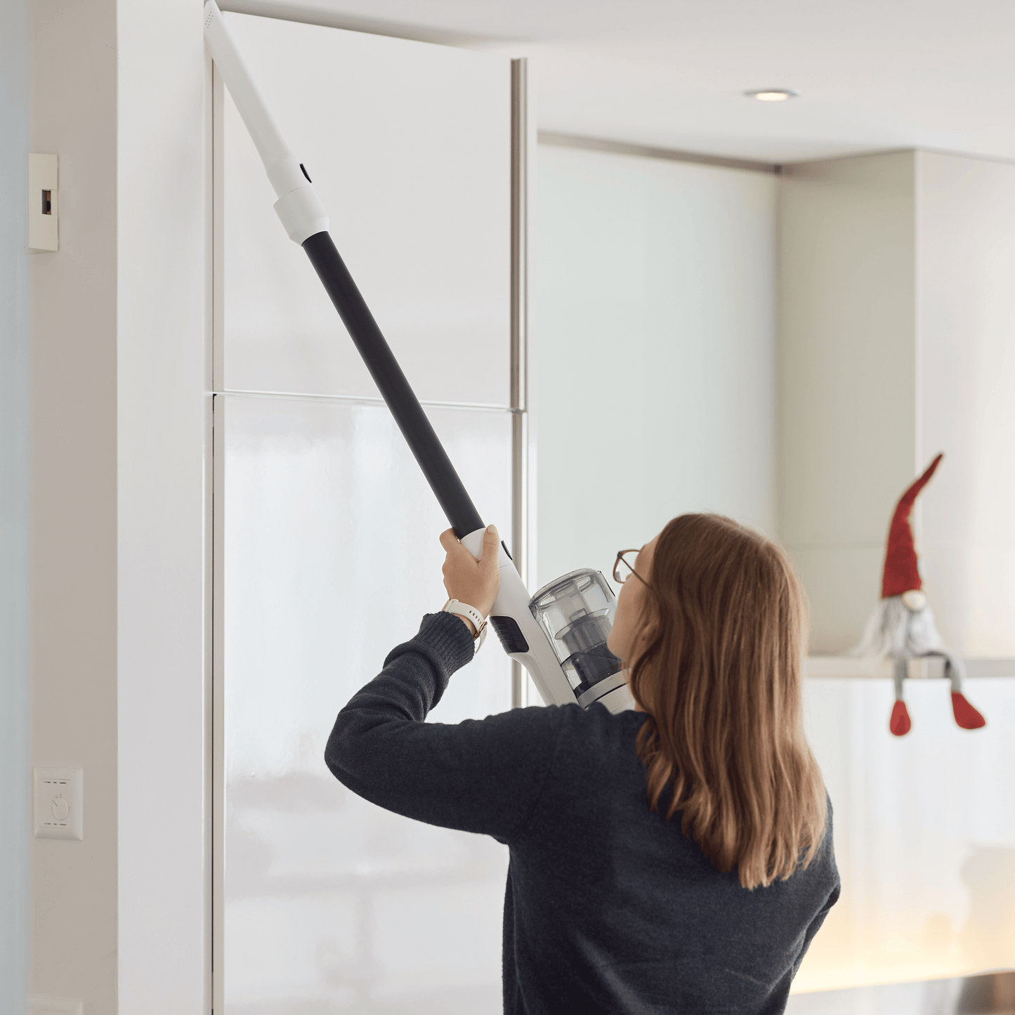 Der ecoQ CleanVac Easy kabelloser Staubsauger mit abnehmbarem Li-Ion Akku, True HEPA-Filter und integrierter Beleuchtung.