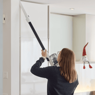 Der ecoQ CleanVac Easy kabelloser Staubsauger mit abnehmbarem Li-Ion Akku, True HEPA-Filter und integrierter Beleuchtung.