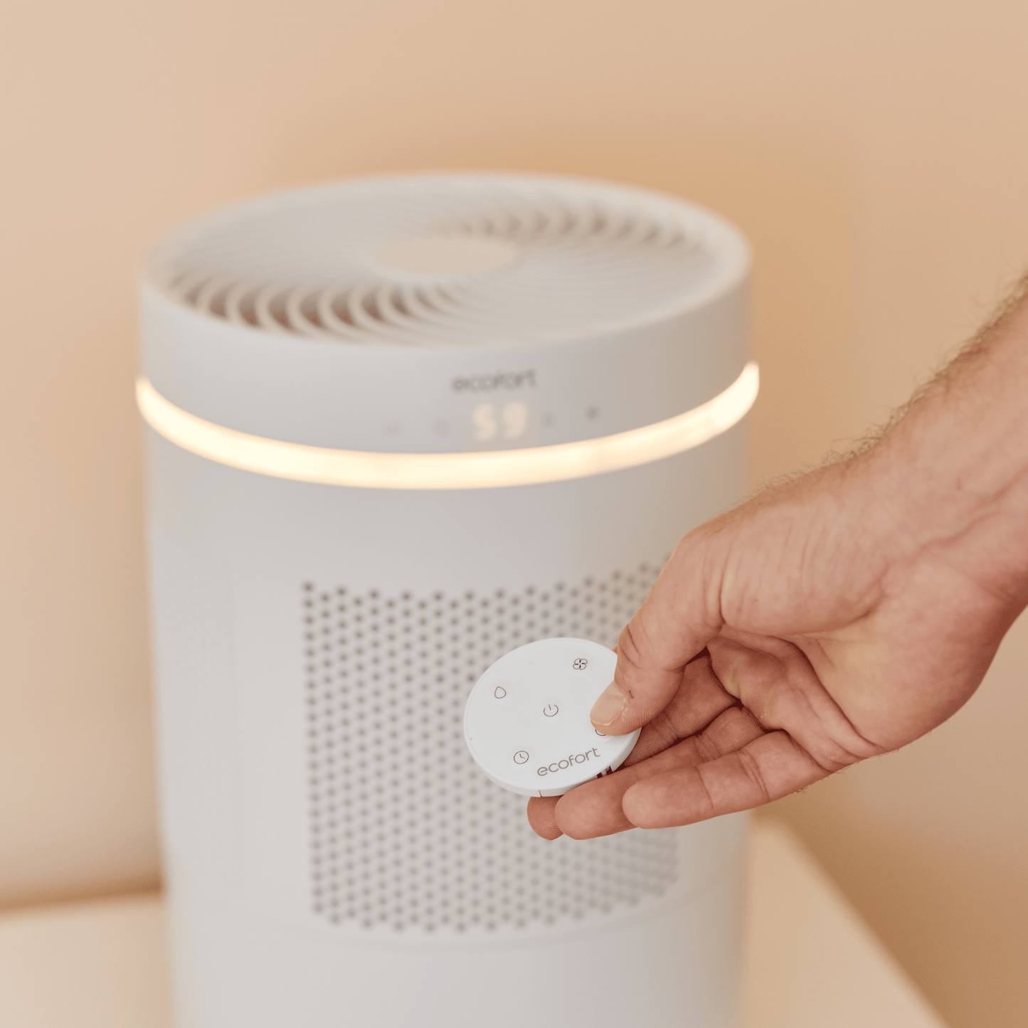 Ideal für Schlafräume: ecoQ E300+ arbeitet besonders leise & sorgt mit waschbarem Filter für konstante Luftfeuchtigkeit.