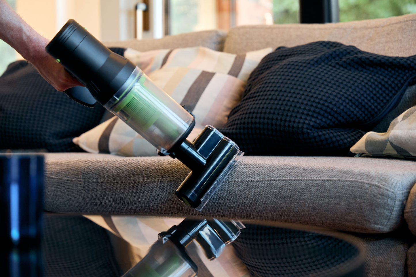 ecoQ Rena Expert kabelloser Staubsauger mit wechselbarem Akku, Li-Ion, HEPA-Filter und integrierter Beleuchtung.