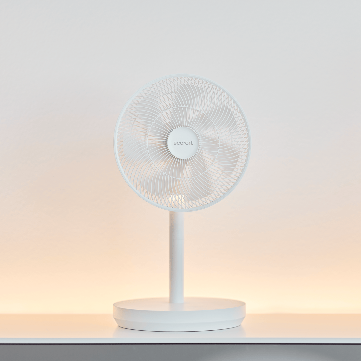 ecoQ SilentAir Due bietet kühle Luft ganz ohne Geräuschkulisse. Höhenverstellbar, platzsparend und einfach per App oder Fernbedienung steuerbar.