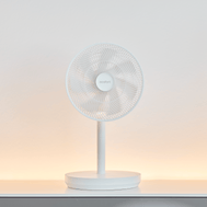 ecoQ SilentAir Due bietet kühle Luft ganz ohne Geräuschkulisse. Höhenverstellbar, platzsparend und einfach per App oder Fernbedienung steuerbar.