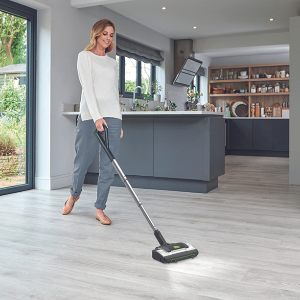 Kabelloser Gtech AirRam K9 Staubsauger, ideal zur Entfernung von Tierhaaren, mit 40 Minuten Akkulaufzeit und cleverem Entleerungssystem.