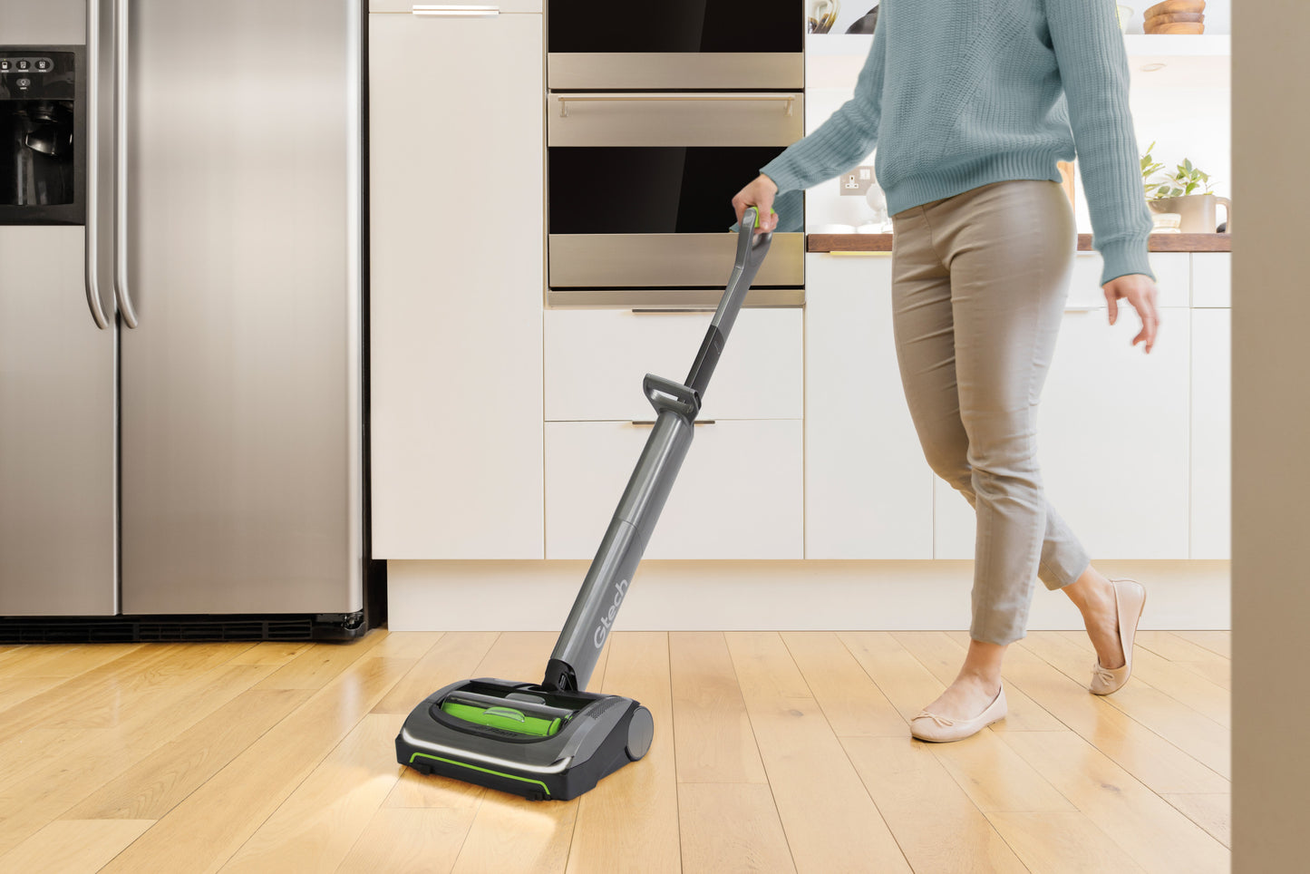 Gtech AirRam kabelloser Staubsauger mit Li-Ion Akku und integriertem Licht in einer modernen Wohnumgebung.