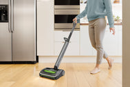 Gtech AirRam kabelloser Staubsauger mit Li-Ion Akku und integriertem Licht in einer modernen Wohnumgebung.
