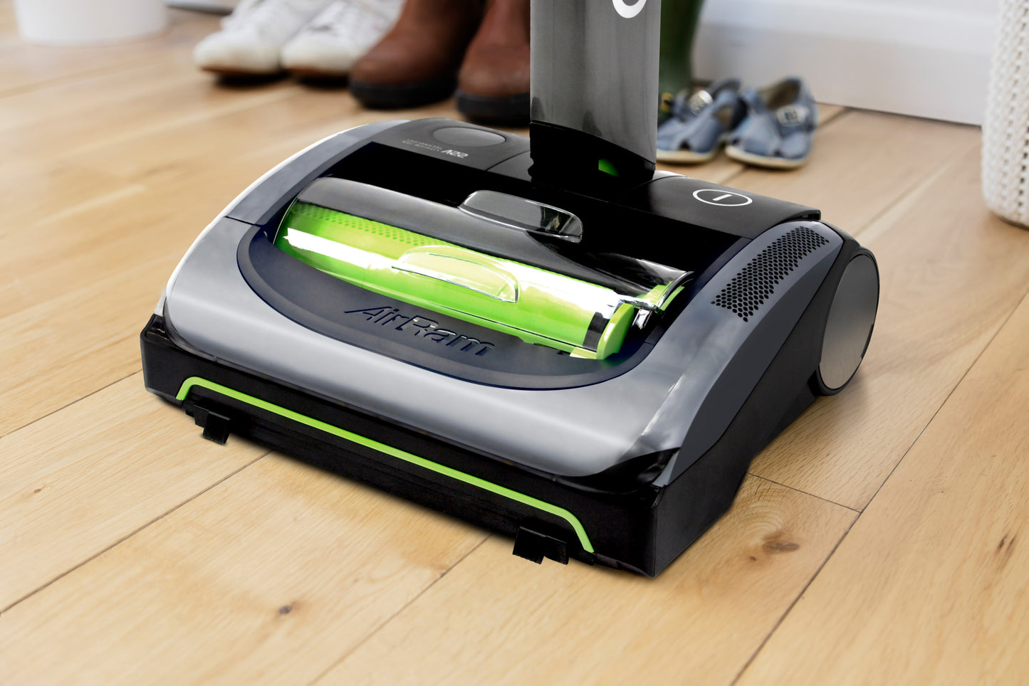 Gtech AirRam kabelloser Staubsauger mit Li-Ion Akku, leicht zu manövrieren und leistungsstark.