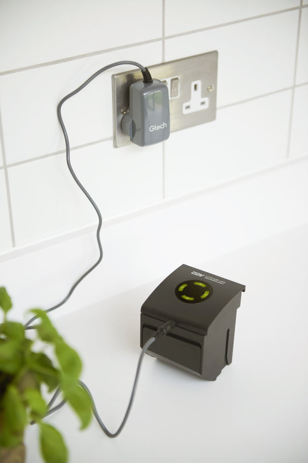 Kabelloser Gtech AirRam Staubsauger, leicht manövrierbar mit integrierter Beleuchtung und cleverem Entleerungssystem.