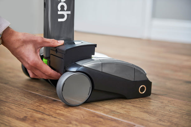 Der kabellose Gtech AirRam Staubsauger mit einem Li-Ion Akku und integriertem Beleuchtung für effizientes Saugen.