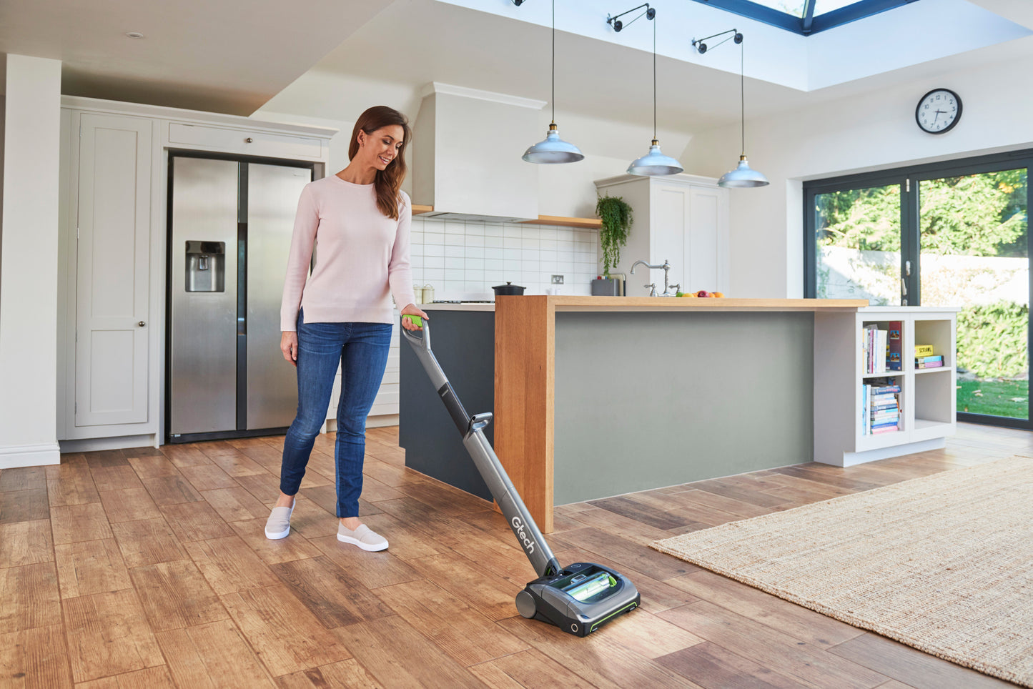Gtech AirRam kabelloser Staubsauger mit Li-Ion Akku, 0,8 l Behälter, integrierter Beleuchtung und cleverem Entleerungssystem.