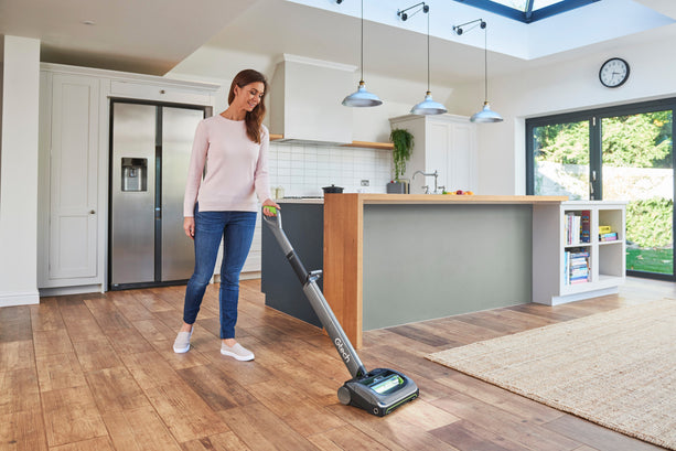 Gtech AirRam kabelloser Staubsauger mit Li-Ion Akku, 0,8 l Behälter, integrierter Beleuchtung und cleverem Entleerungssystem.