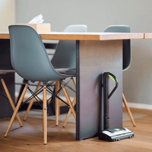 Einfach verstaut, schnell im Einsatz: Gtech HyLite 2 ist dein smarter Alltagshelfer für saubere Böden und Polster – kabellos und hygienisch.