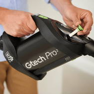Gtech Pro Bag 2 K9 kabelloser Staubsauger mit 2000 mAh Akku, 40 min Laufzeit und 1.5 l Beutelvolumen.