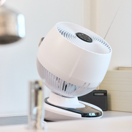 Meaco Air360° Tischventilator in Kunstleder mit Multi-Swing-Funktion und ultra-leisem Betrieb.