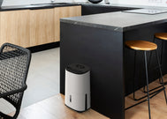 Der Meaco Arete® One 12L Luftentfeuchter bietet 12,33 l/24h Entfeuchtungsleistung und H-13 HEPA-Filter.