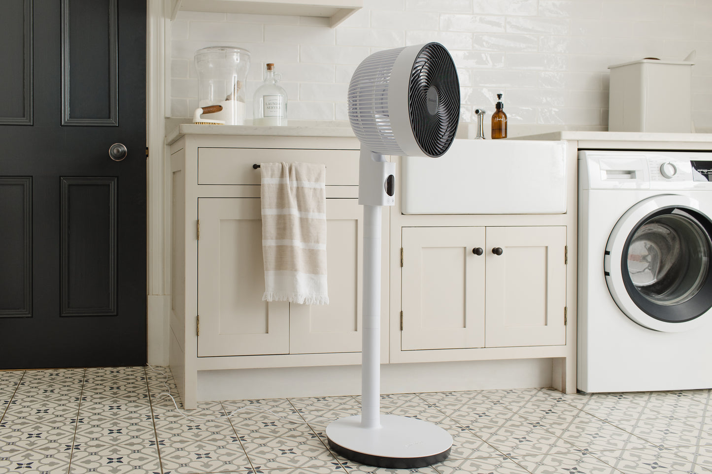 Meaco Sefte Pedestal Standventilator mit leuchtender Fernbedienung und drei Höheneinstellungen für effektive Kühlung.